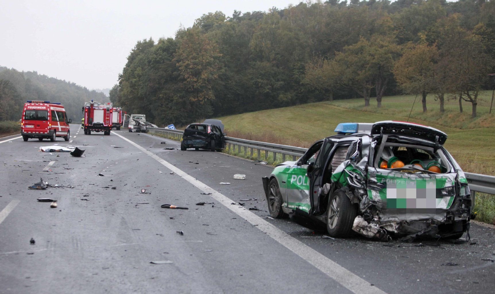 Ein zerstörter Polizeiwagen steht auf der A3 bei der Raststätte Steigerwald in Richtung Würzburg auf dem Standstreifen. Zwei Männer sind bei einem Auffahrunfall mit einem Pannenfahrzeug, einem Polizeiauto und einem Kleintransporter ums Leben gekommen.