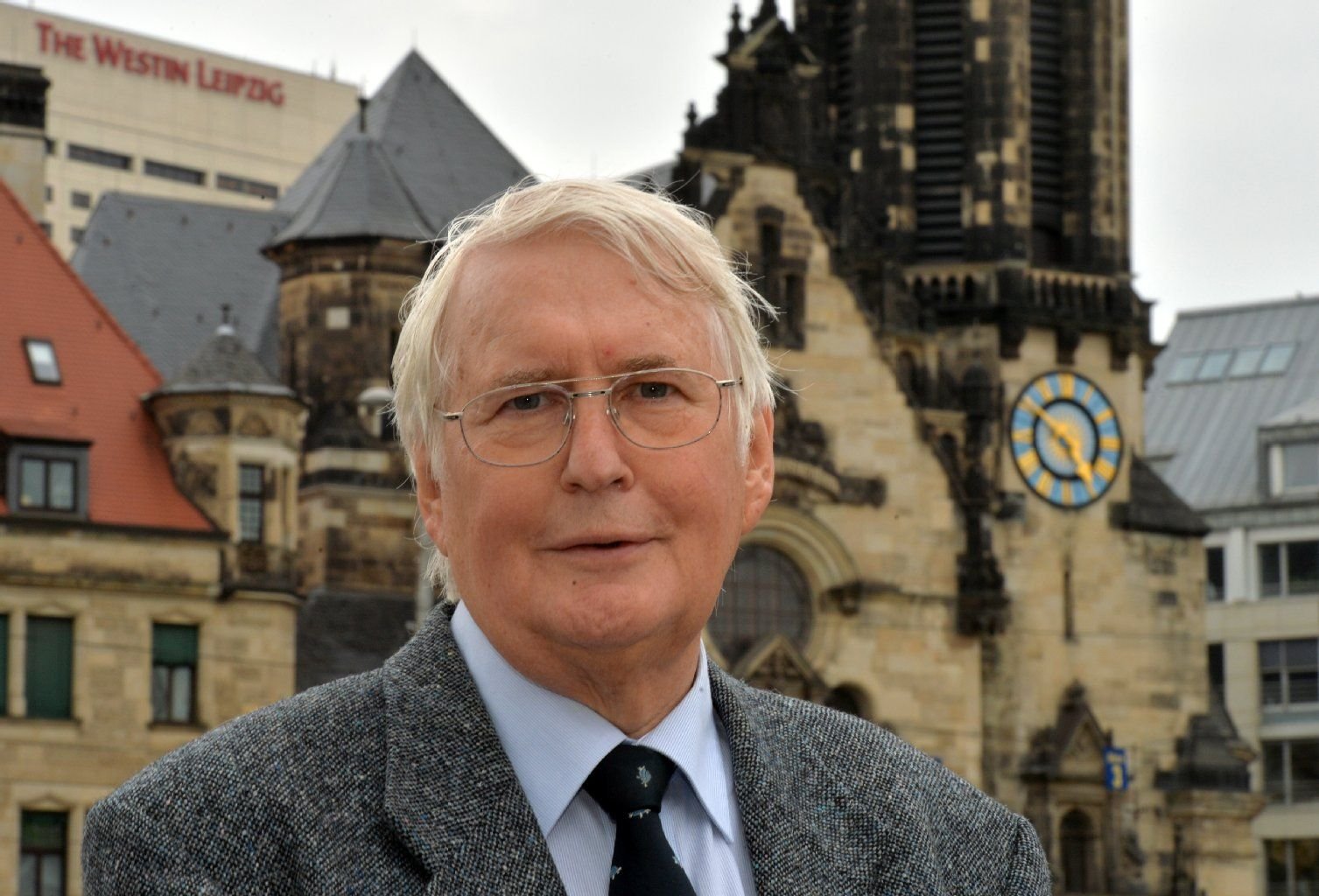 Der einstige Pfarrer der Reformierten Kirche Leipzig, Hans-Jürgen Sievers, steht vor der Kirche am Ring in Leipzig.