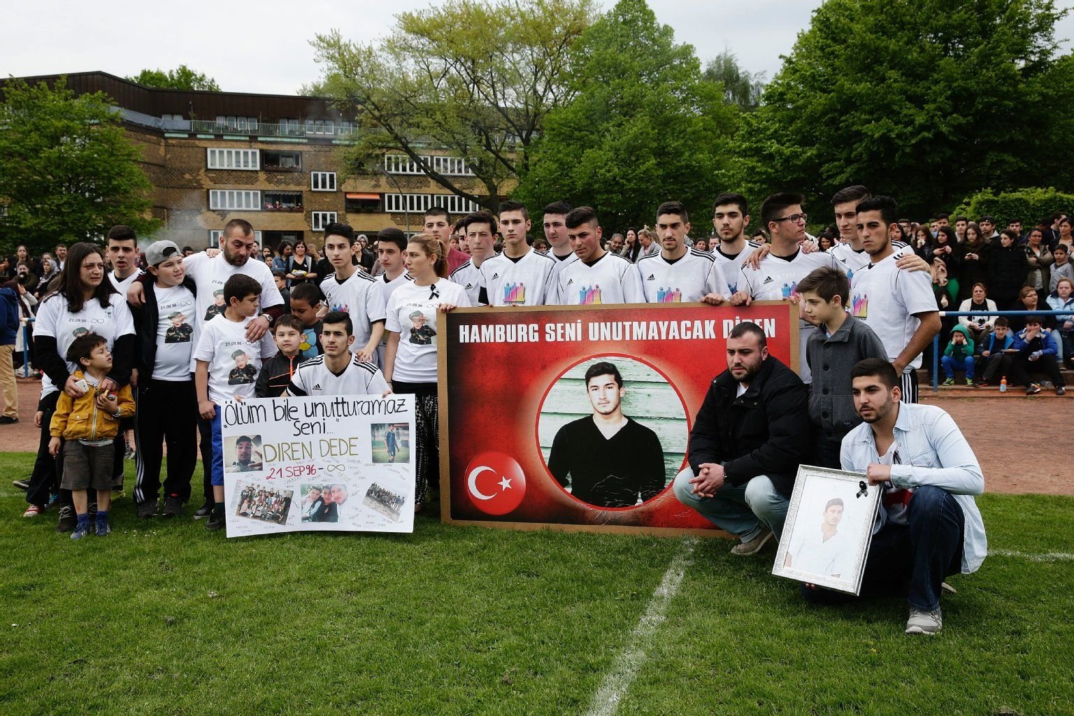 Familienmitglieder, Freunde und Fußball-Teammitglieder versammeln sich am Mittwoch in Hamburg.