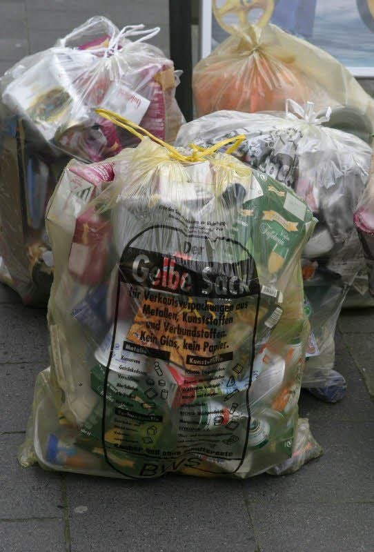 Ein Mitarbeiter der Firma Tönsmeier hat sich in Köthen an einer Spritze in einem gelben Sack verletzt.