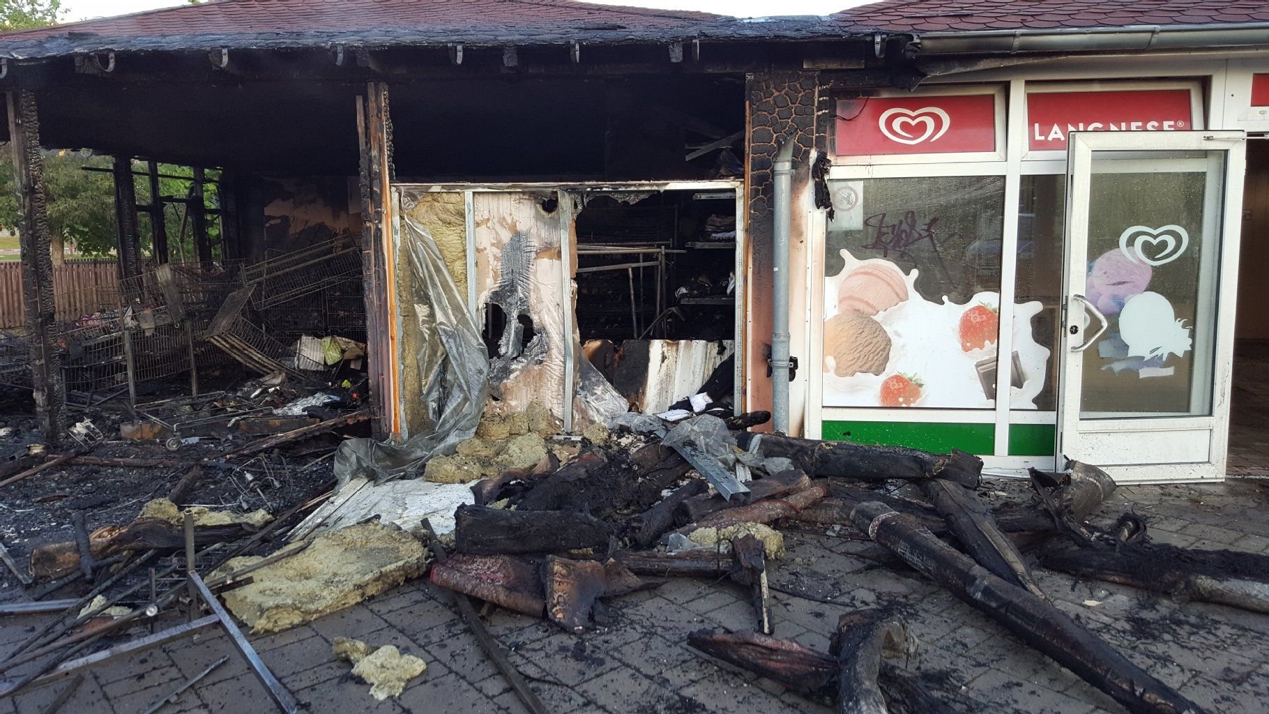 Bei dem Brand eines Ladens am 15. Mai wurden auch die umliegenden Geschäfte beschädigt.