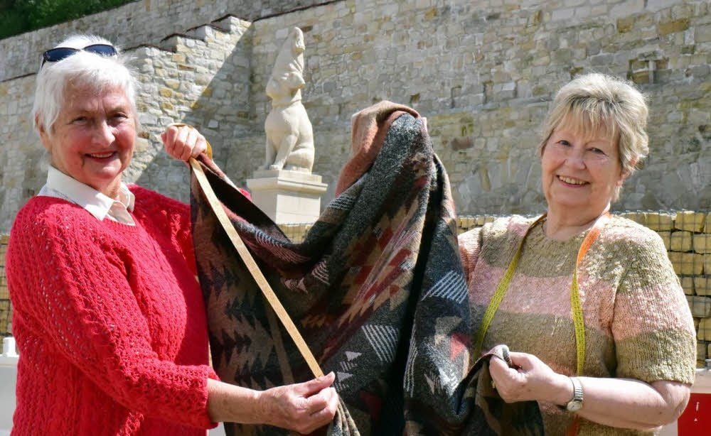 Haben den Mops (im Hintergrund) schon Maß genommen: Maren Hoffmann und Bärbel Bretschneider (v.l.)