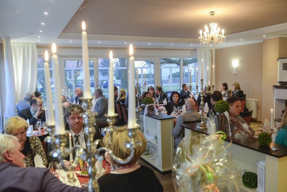 Viele Gäste sind zur Eröffnung des Restaurants „Am Rittergut“ in Maxdorf gekommen.