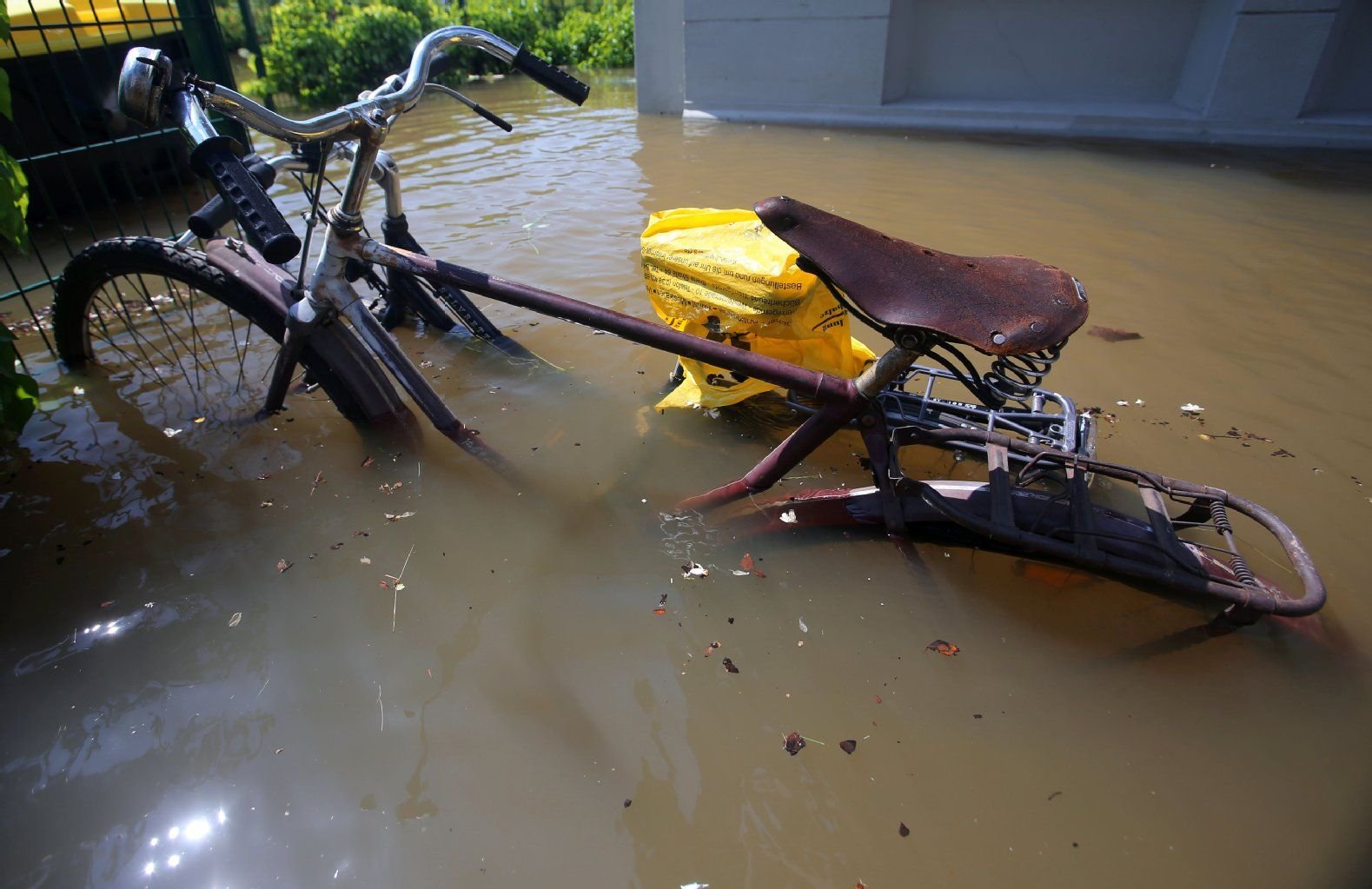 Ein Fahrrad steht am 08.06.2013 in Magdeburg (Sachsen-Anhalt) in der vom Hochwasser der Elbe überfluteten Bleckenburgstraße vor einem Wohnhaus im Wasser. Die Hochwassersituation an der Elbe spitzt sich weiter zu.