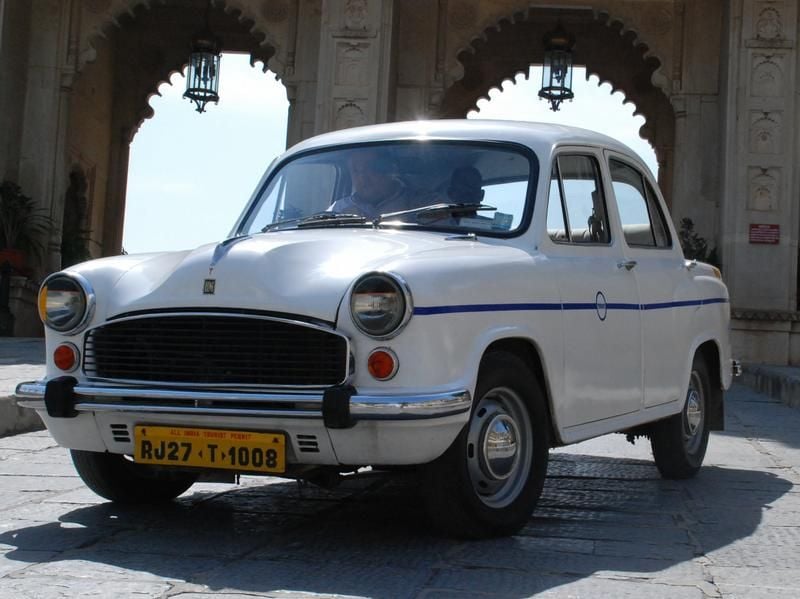 Ein fabrikneuer Oldtimer: Der Hindustan Ambassador basiert auf dem Morris Oxford von 1948 und ist das Standardtaxi in Indien. In Deutschland gibt es ihn nicht.