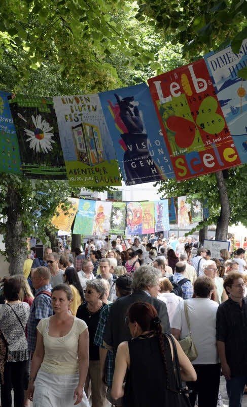 Geburtstagsgäste dicht an dicht.