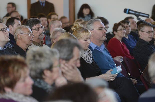 Auch der ehemalige Ortsbürgermeister Markus Nierth (Foto links) sitzt im Publikum. Er hört, was unter anderem Landrat Götz Ulrich (Foto rechts) zur Unterbringung der Flüchtlinge sagt.
