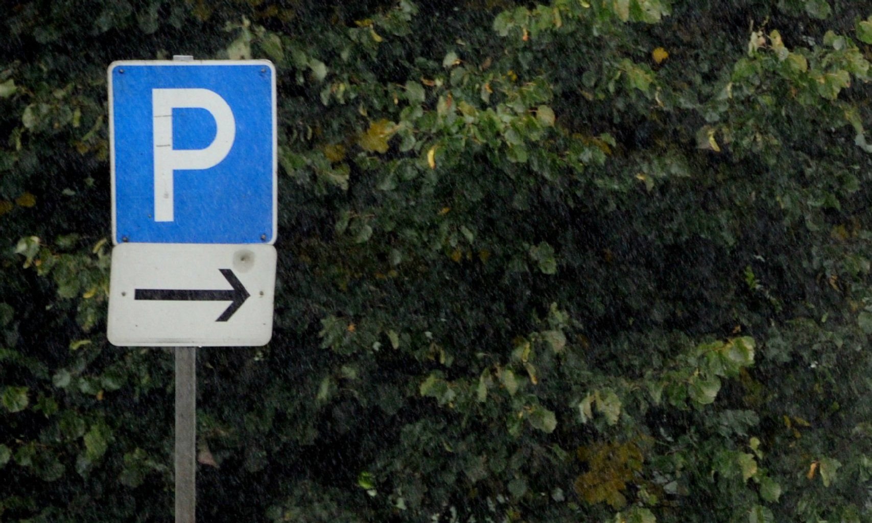 Ein Hinweisschild für einen Parkplatz.