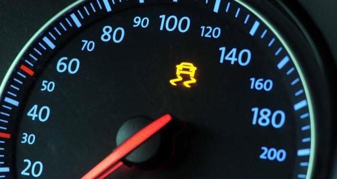 Das gelbe Symbol leuchtet auf, viele Autofahrer werden jetzt panisch, da sie nicht wissen, was das Zeichen bedeutet.