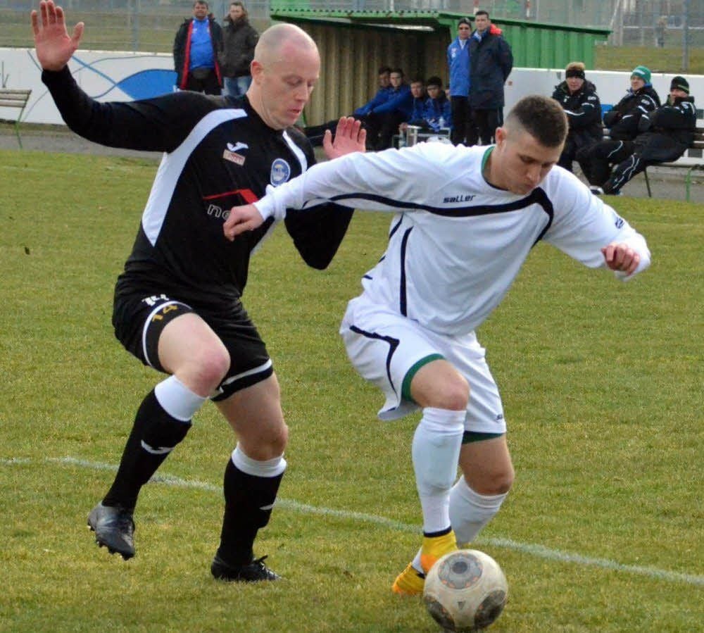 Jeffrey Neumann (rechts), hier im Duell gegen Richard Held vom 1. FC Bitterfeld-Wolfen, steht der Piesteritzer Verbandsliga-Mannschaft am Samstag gegen Romonta Amsdorf nicht zur Verfügung.
