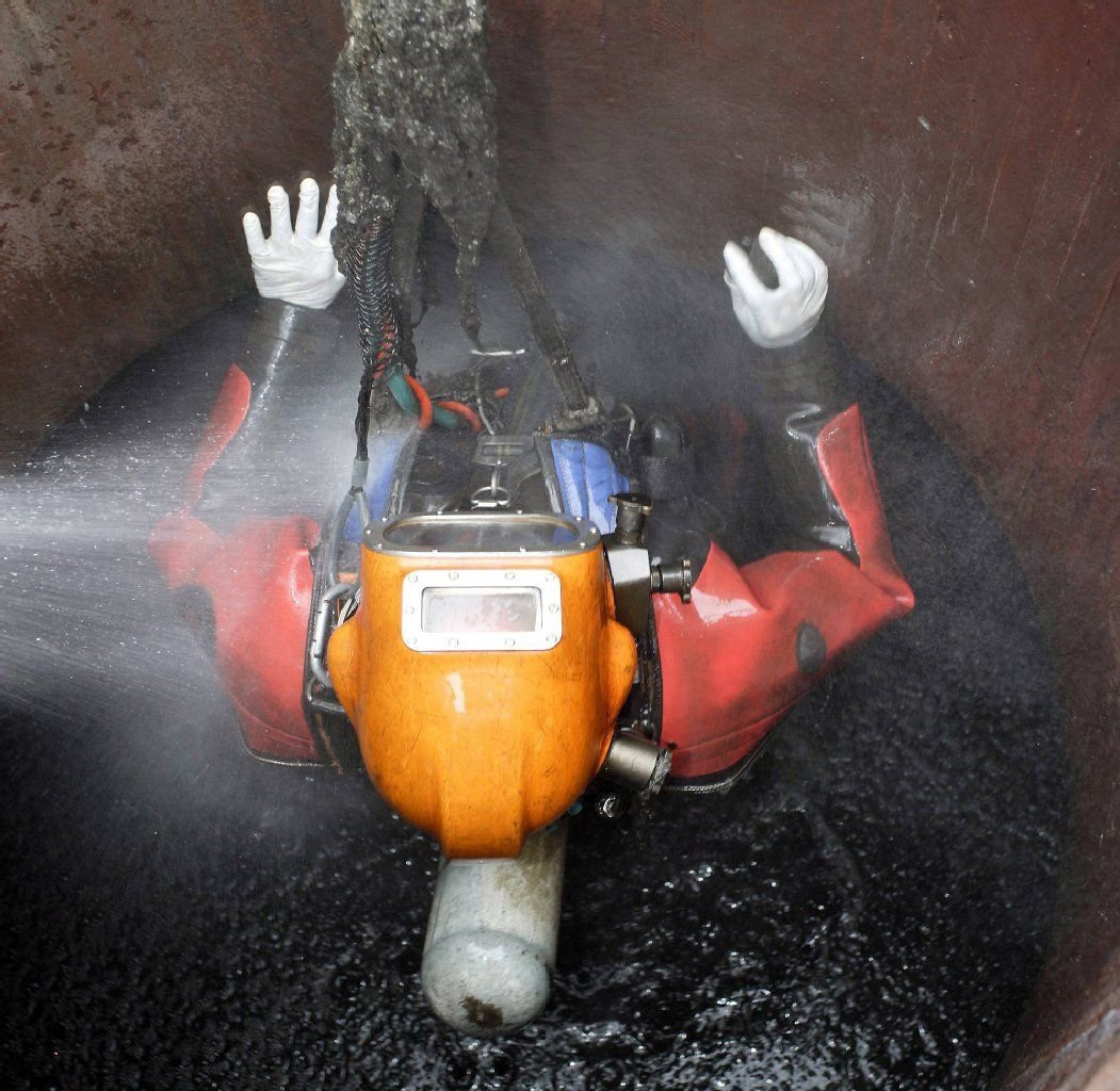 Klärwerkstaucher im Einsatz: Der Jobs gehört zu den schmutzigsten überhaupt.