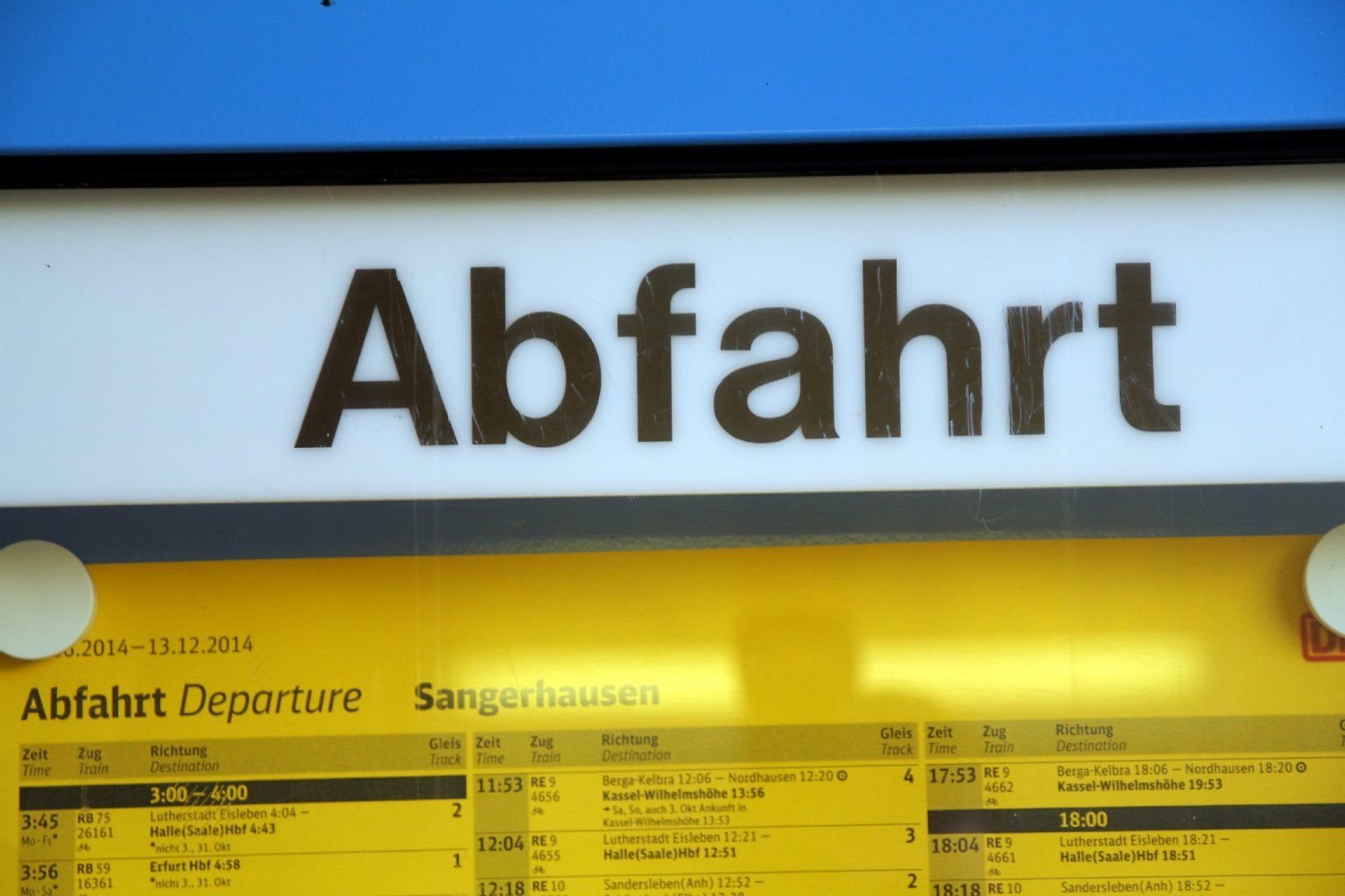 Ein Abfahrtsplan der Bahn am Bahnhof Sangerhausen.