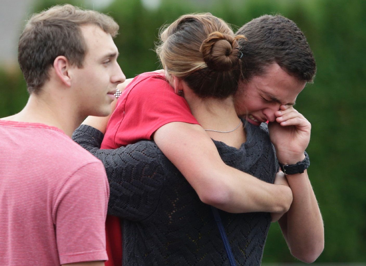 Angehörige und Mitschüler trauern nach dem Amoklauf in der Marysville-Pilchuck High School.