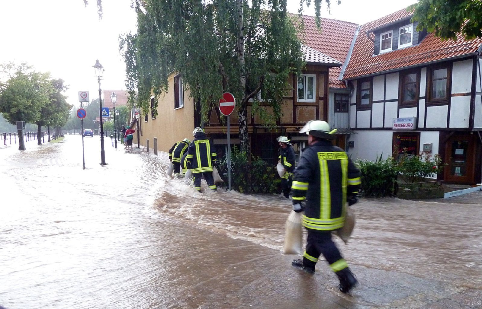 Am Samstag war die Feuerwehr in Ilsenburg im Dauereinsatz. Ein Unwetter mit heftigen Regenfällen hat für überflutete Straßen und vollgelaufene Keller gesorgt.