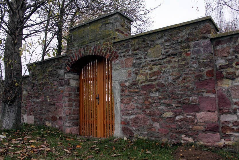 Die Tür zum jüdischen Friedhof ist immer verschlossen. Die Täter dürften also über die Mauer geklettert sein, um auf das Gelände zu kommen.