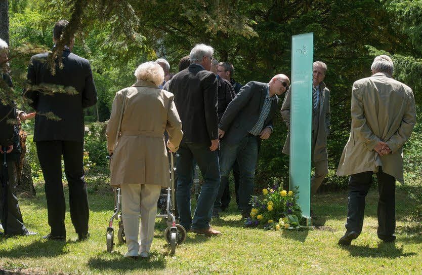 Nach der Einweihung wurde die gläserne Stele von den Club-Mitgliedern genau betrachtet.