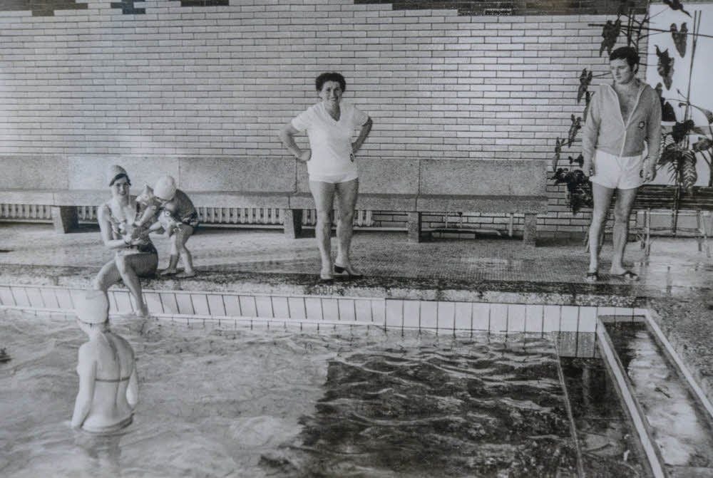 Eva Bieniek erinnert sich gern an ihre Mutter Else Theuerkorn (M:), die zuletzt Schwimmmeisterin in der Köthener Schwimmhalle war. Rechts: ihr damaliger Chef Gert Werner.
