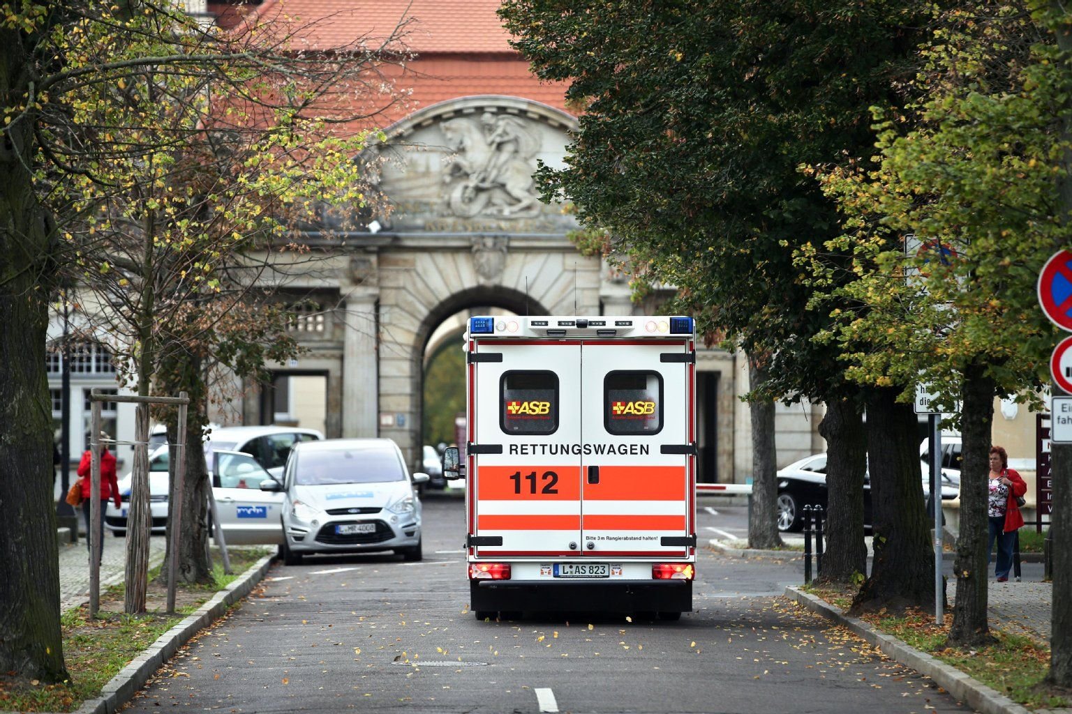Ein Krankenwagen fährt am 14.10.2014 auf das Gelände des Sankt-Georg-Klinikums in Leipzig. Der in dem Krankenhaus behandelte Ebola-Patient aus Afrika ist tot.