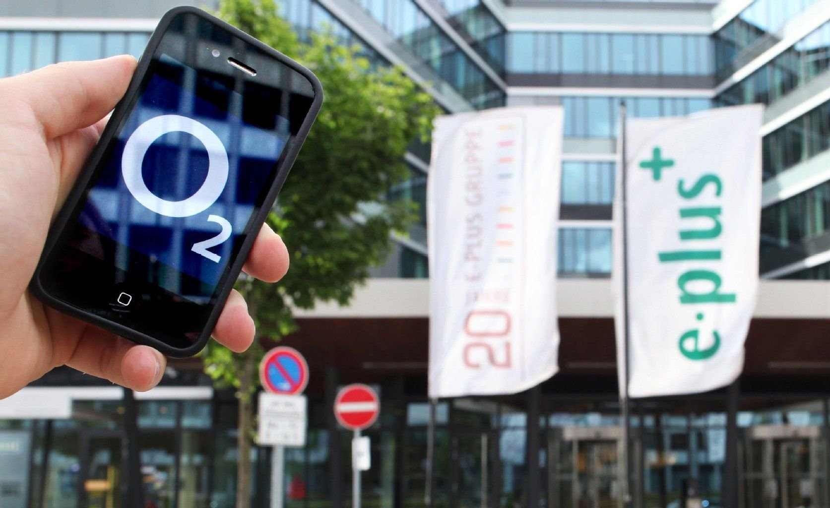 Die EU-Kommission hat grünes Licht für die milliardenschwere Übernahme von E-Plus durch die zu Telefonica Deutschland gehörende Marke O2 gegeben.