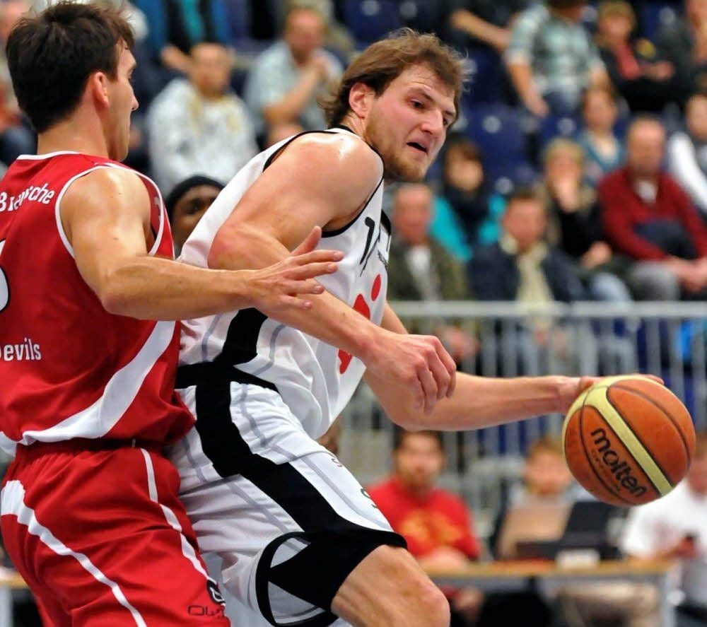 In der Saison 2011/2012 ging Ole Alsen (r.) schon einmal für die Aschersleben Tigers auf Korbjagd.