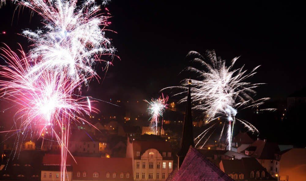 Feuerwerk über dem Weißenfelser Marktplatz - fotografiert von der Balustrade des Marienkirchturms.