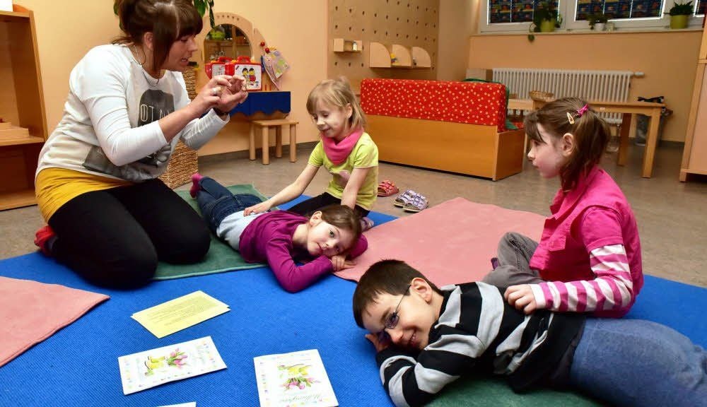 Mit einer Massagegeschichte erklärt Erzieherin Susann Fritsch den Kindern spielerisch, wie sie sich gegenseitig den Rücken massieren können.