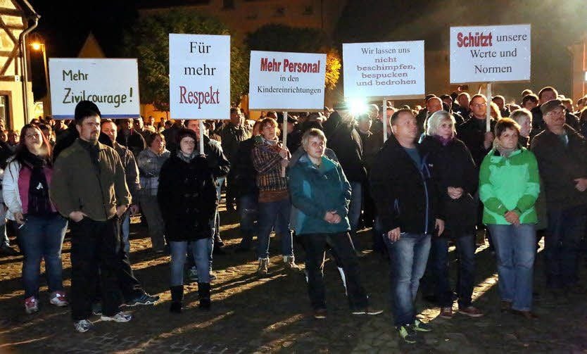 Auf Plakaten geben Teilnehmer an der Demonstration die wesentlichen Forderungen wieder, die sie an die Politik richten.