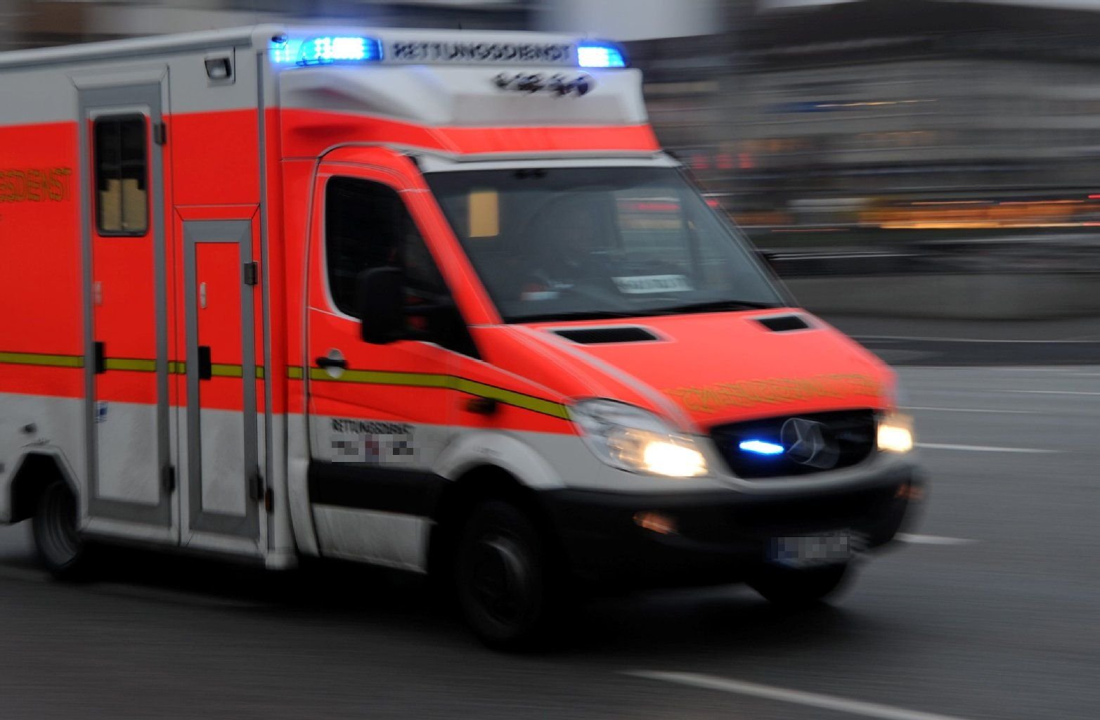 Ein Rettungswagen mit eingeschaltetem Blaulicht auf dem Weg zu einer Unfallstelle.