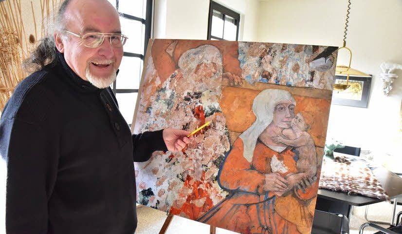 Jürgen Lorenz an seiner Staffelei. Eine Figur des Klosterbildes hat er vollendet.