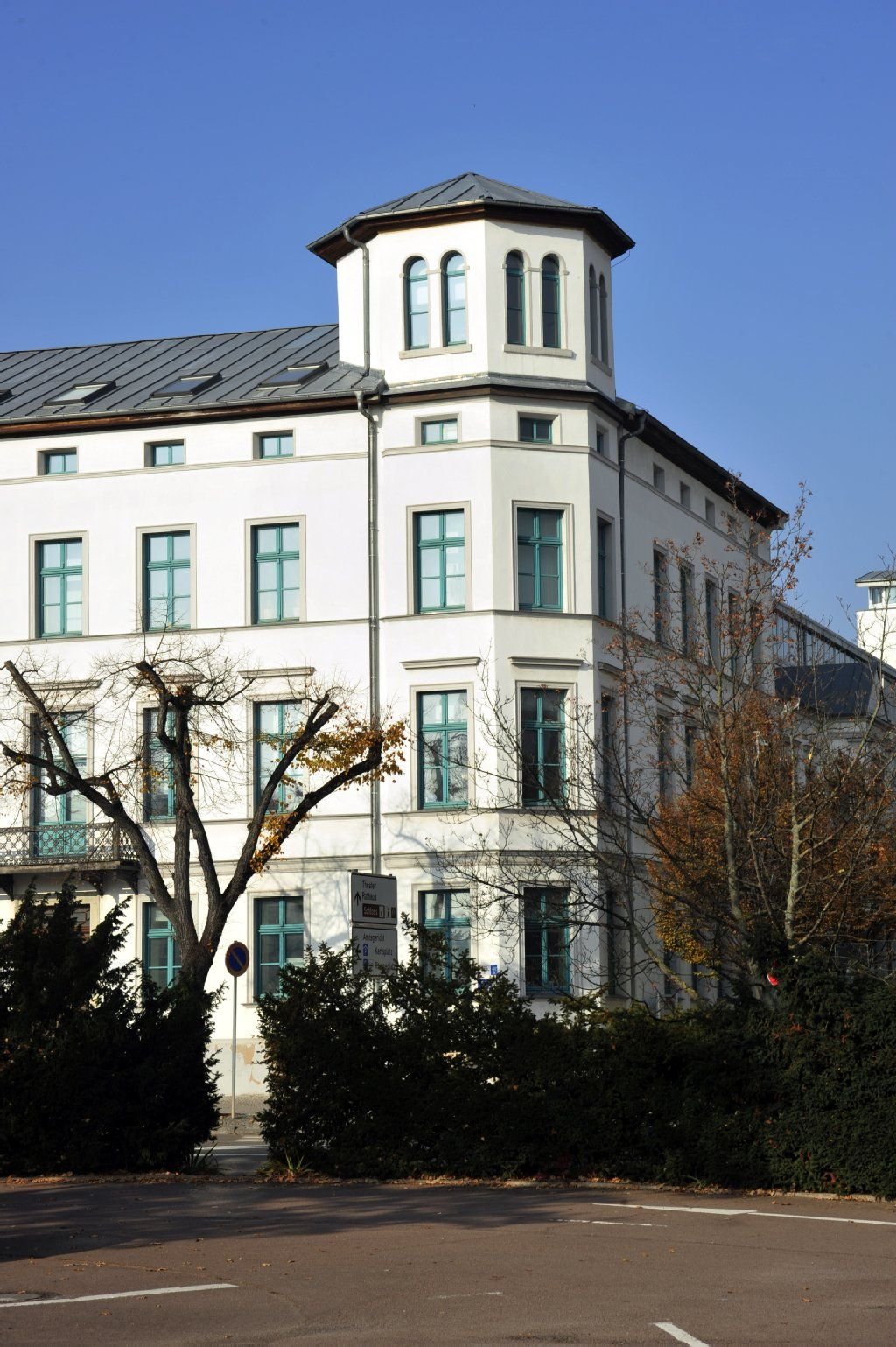 Die Zulassungsstelle in der Bernburger Friedensallee. Sie ist Anlaufpunkt für Bürger aus dem Salzlandkreis.