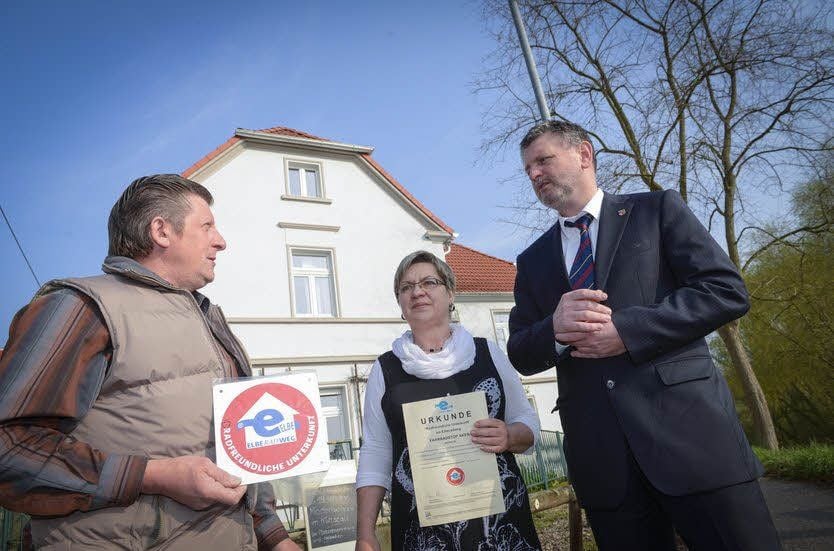 Jürgen und Evelin Greye mit Landrat Uwe Schulze (rechts)