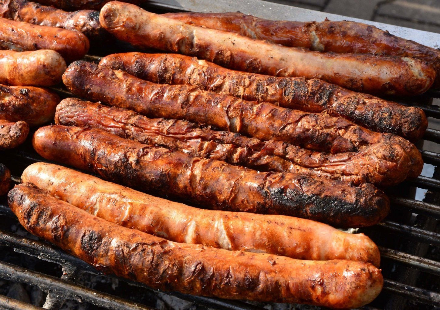 Mit einem Fest unter dem Titel "Rostkultur 2013 - Thüringen glüht auf" starten die Fans der Bratwurst an diesem Tag in die Grillsaison.