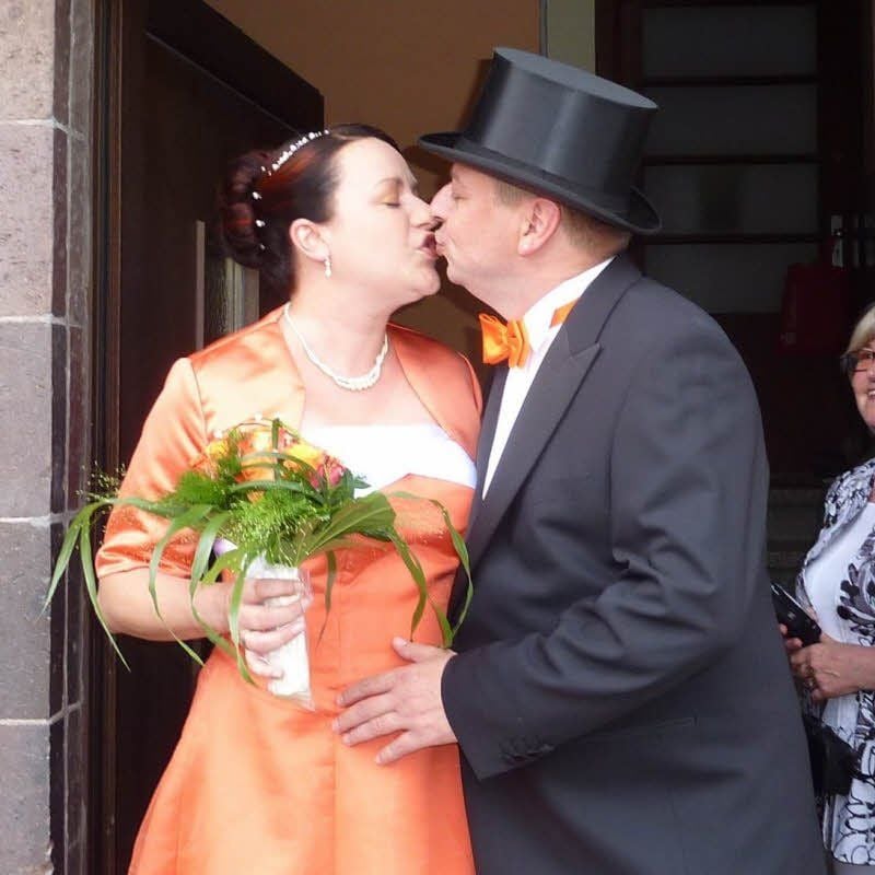 Annett und Axel Schüler von den „Keethner Spitzen“ haben im vorigen Jahr geheiratet - und jetzt endlich Zeit für die Hochzeitsparty gefunden.