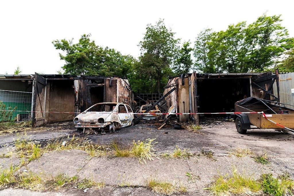 In Bitterfeld musste die Feuerwehr gleich mehrere brennende Garagen löschen.