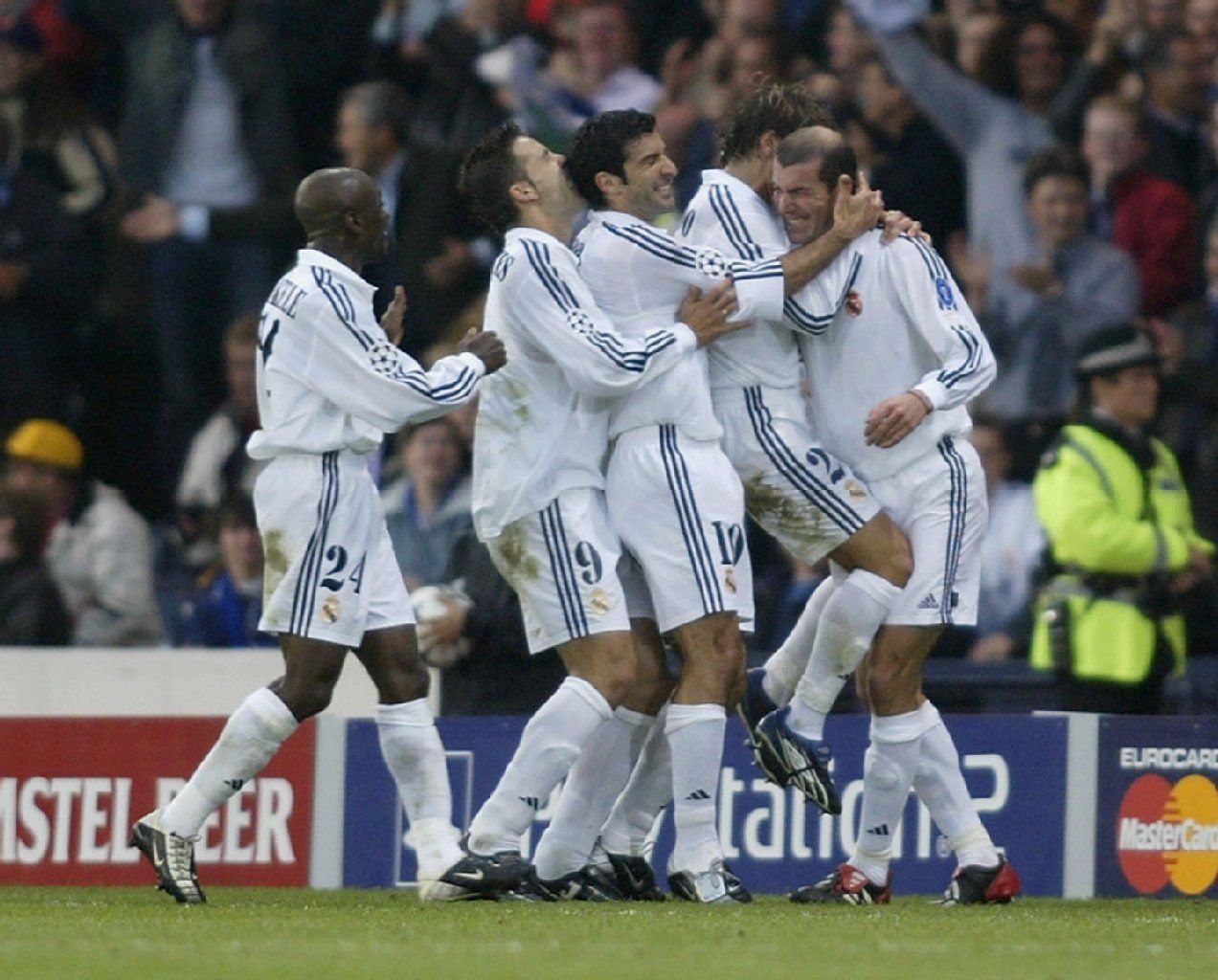 Die Real-Spieler jubeln nach Zidanes (r.) Treffer im Champions-Leauge-Finale 2002