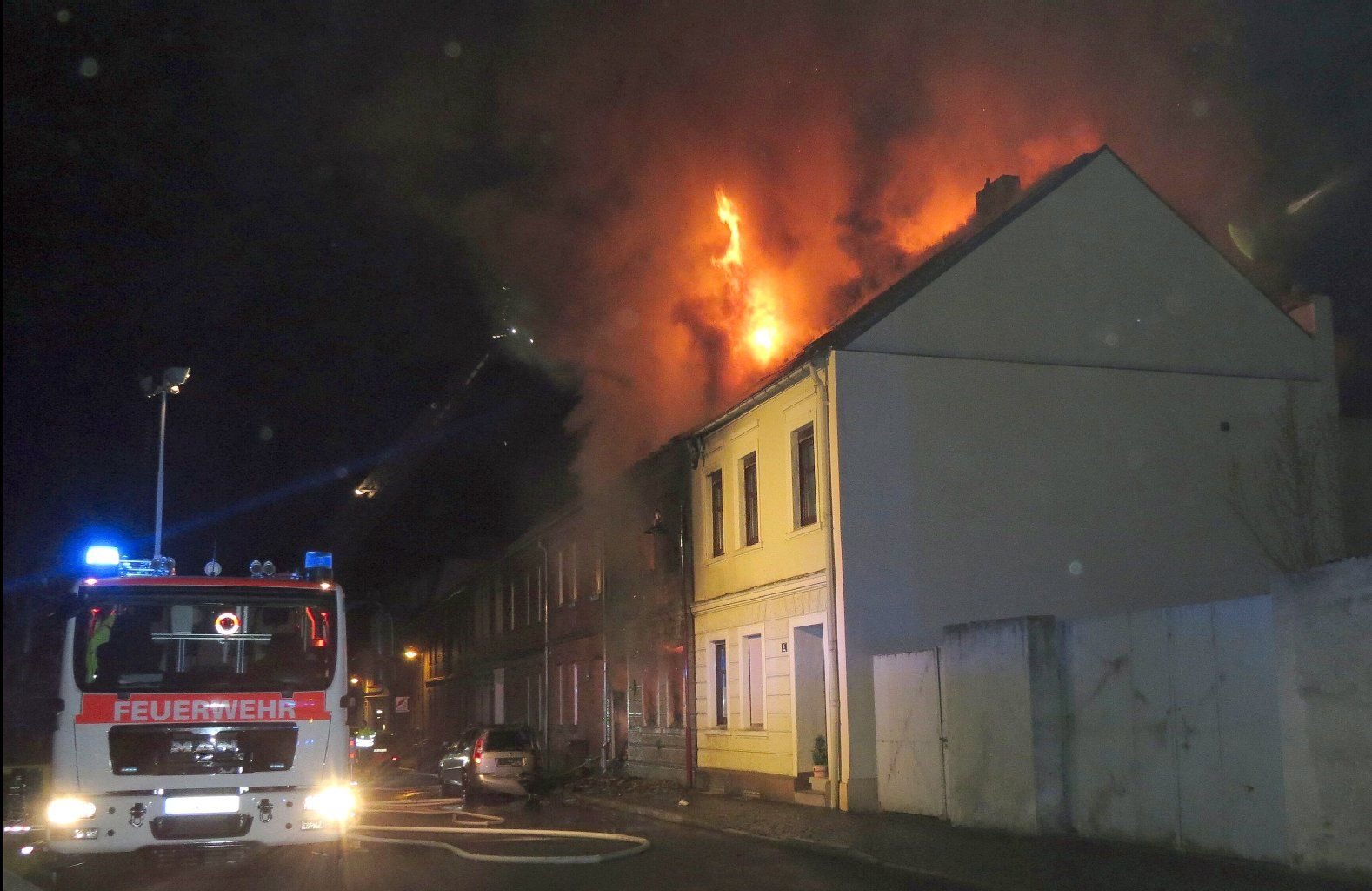 Der Brand in Tangermünde war kurz nach Mitternacht in einem Reihenhaus ausgebrochen und hatte sich auf drei angrenzende Häuser ausgebreitet. Eine Person kam ums Leben.