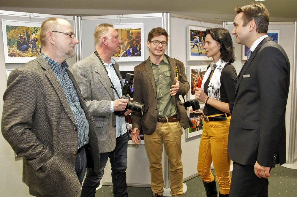Die Fotografen Peter Lisker, Hartmut Krimmer, Torsten Biel und Corina Wujtschik mit Sparkassen-Vorstandsmitglied Mario Kerner (v.l.).