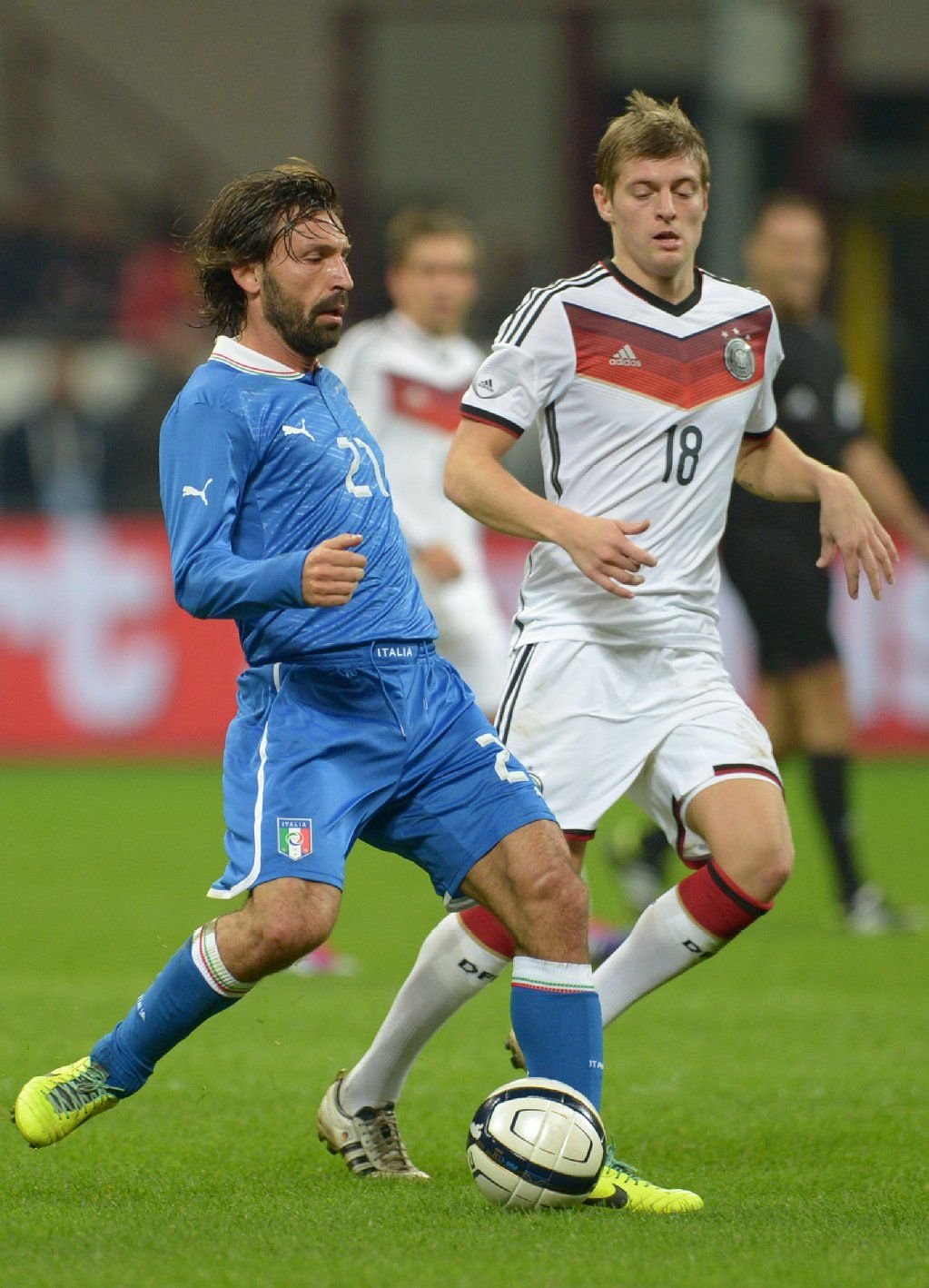 Toni Kroos (rechts) in einem Spiel der Nationalmannschaft gegen Italien.