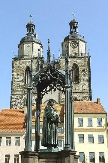 Das Luther-Denkmal vor der Wittenberger Stadtkirche