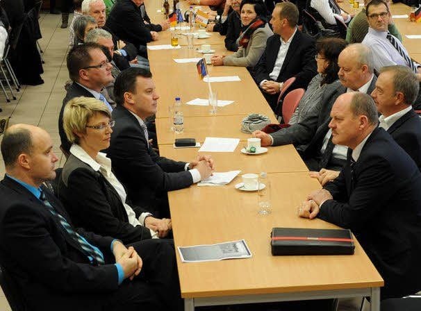 Die Kliebigtaler spielen auf. Rechts: Dirk Schatz und seine Ehefrau (links vorn) am Tisch der Politprominenz.
