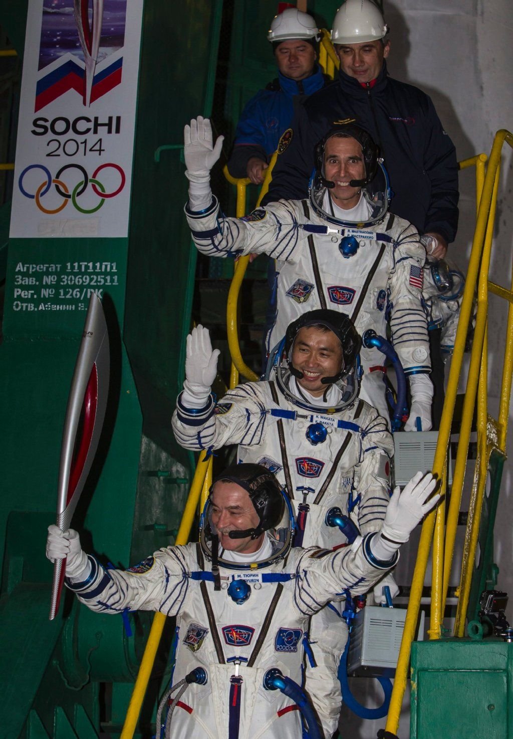 Drei Raumfahrer sind mit einer Olympischen Fackel zur Internationalen Raumstation ISS gestartet.