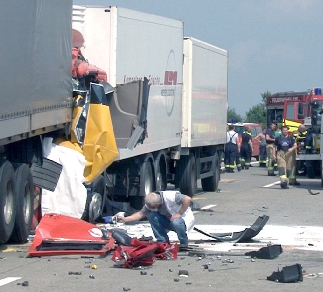 Auf der A14 bei Schönebeck (Sachsen-Anhalt) steht ein völlig zerstörtes Fahrzeug zwischen zwei Lastwagen fest.