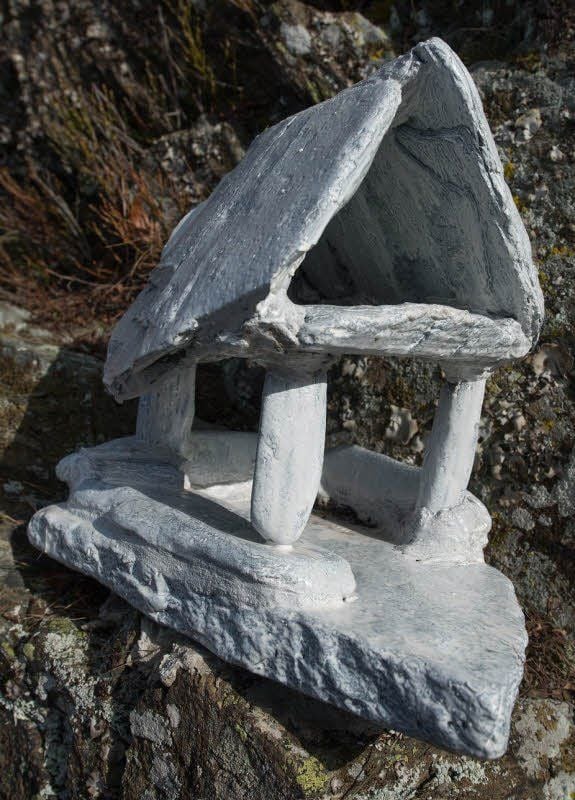 Wer hat’s gebaut? Schüler? Opa und Enkel? Ein Künstler? Die Köthener Minihütte gibt Rätsel auf.