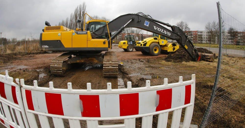 Einige Maschinen stehen noch auf der Deichbaustelle. Zum Einsatz kommen sie wegen des Baustopps vorerst nicht.