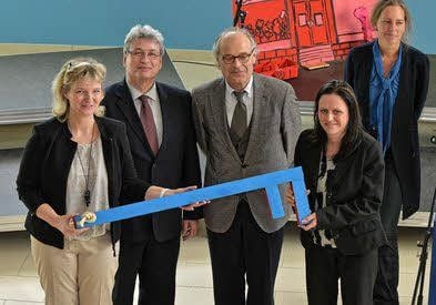 Über den symbolischen Schlüssel freuten sich Schulleiterin Sylke Lingner, OB Peter Kuras, Staatssekretär Jan Hofmann und Dekita-Chefin Doreen Rach.