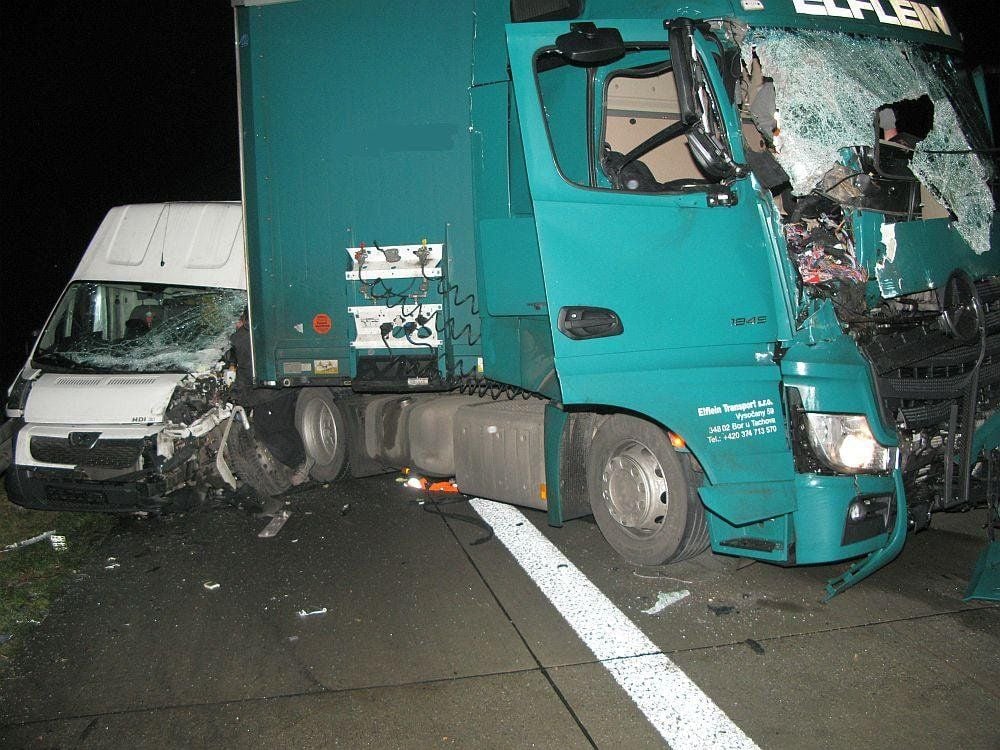 Unfall auf der A9 bei Schleiz Kleintransporter kracht in Lkw