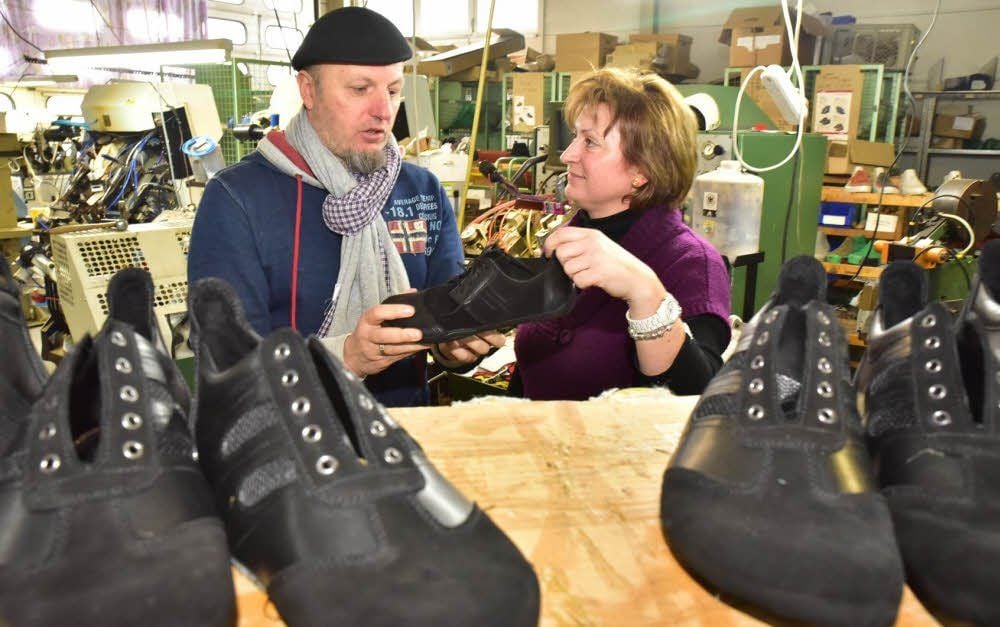 Der Therapeut Frank Demann setzt mit Barfuß-Schuhen auf gesunde Füße. Hier ist er in der Panther-Schuh GmbH im Gespräch mit Jana Leinhos.