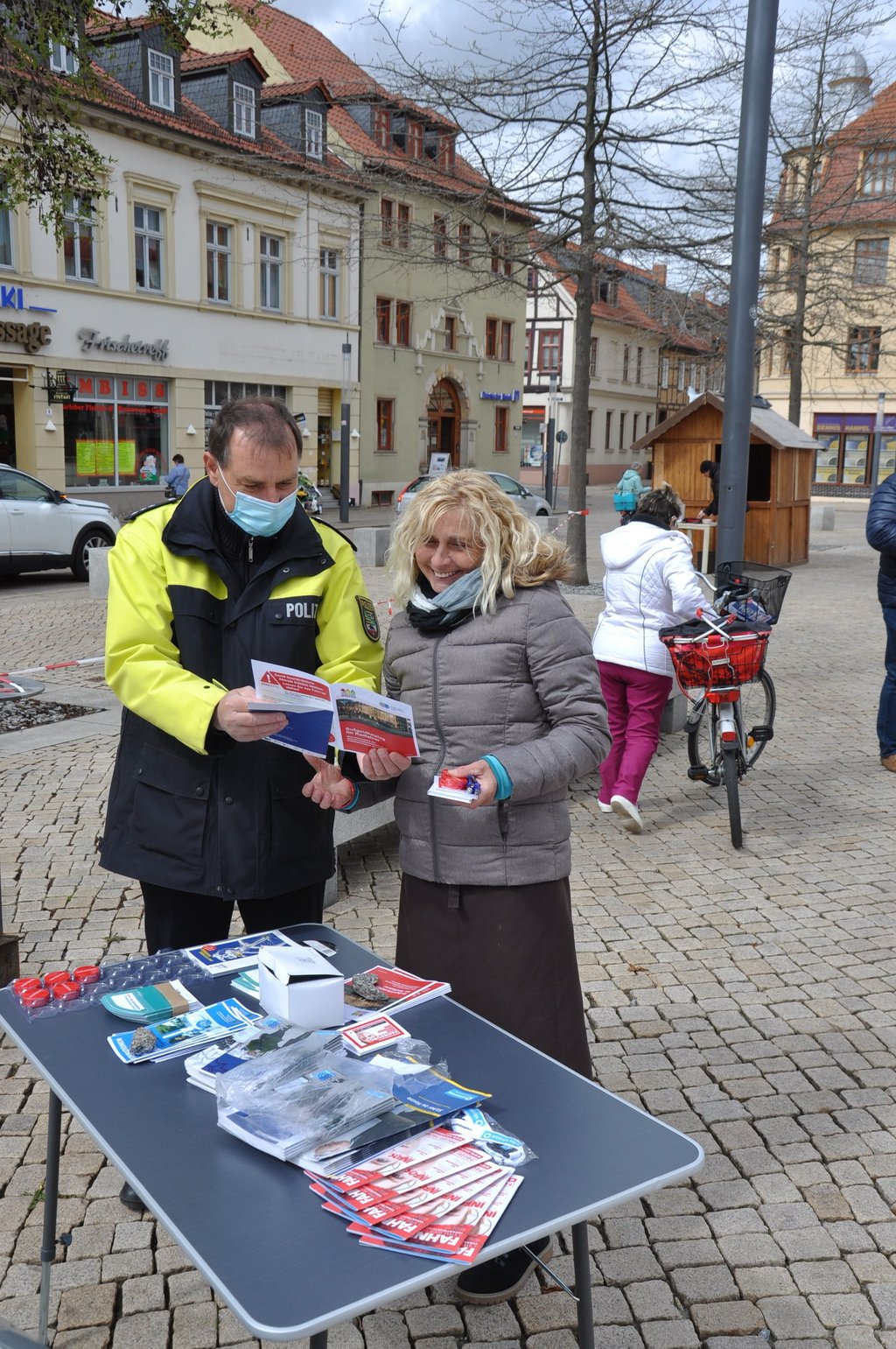 Polizeihauptkommissar Volker Rauhut klärt auf dem Marktplatz über Radverkehrssicherheit auf.