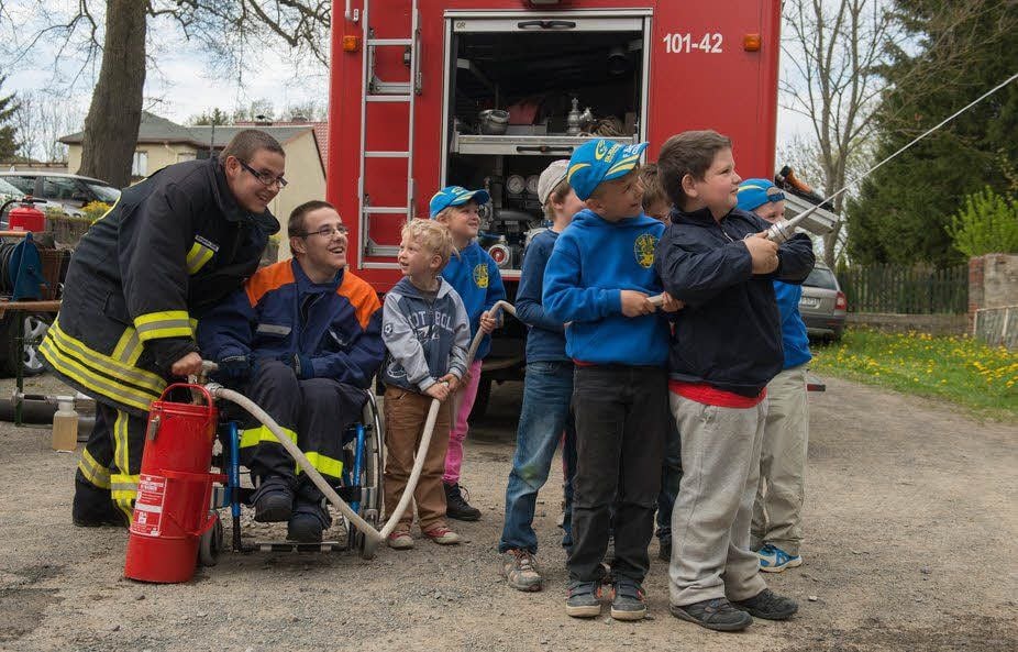 In der Feuerwehr fühlen sich Benjamin (links) und Pascal Weiß sichtlich wohl. Hier üben sie mit den Jüngsten die Arbeit mit der Kübelspritze.