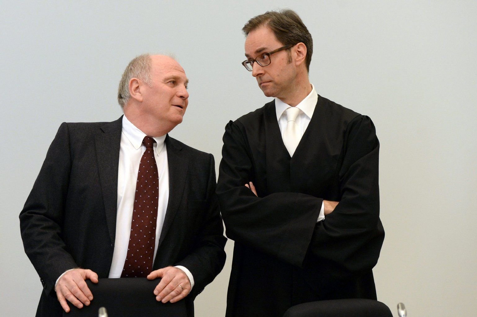 Uli Hoeneß (l.) mit seinem Verteidiger Markus Gotzens.